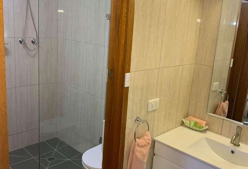 חדר משפחתי, Finley Motel