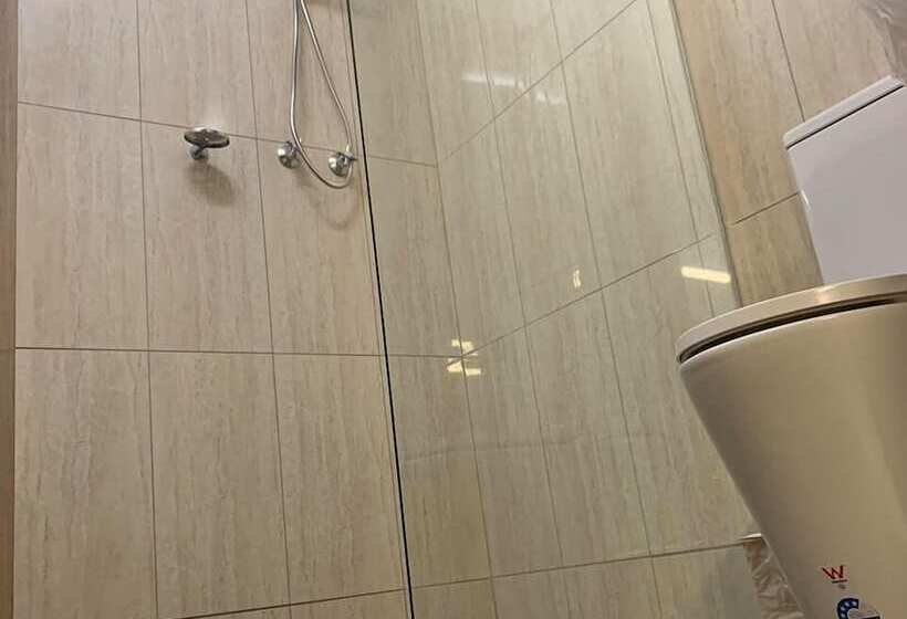 חדר משפחתי, Finley Motel