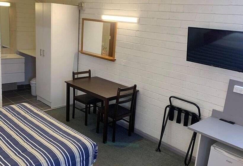 חדר משפחתי, Finley Motel