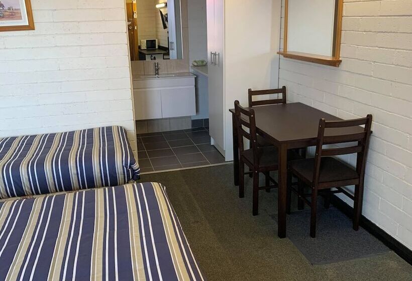 חדר משפחתי, Finley Motel