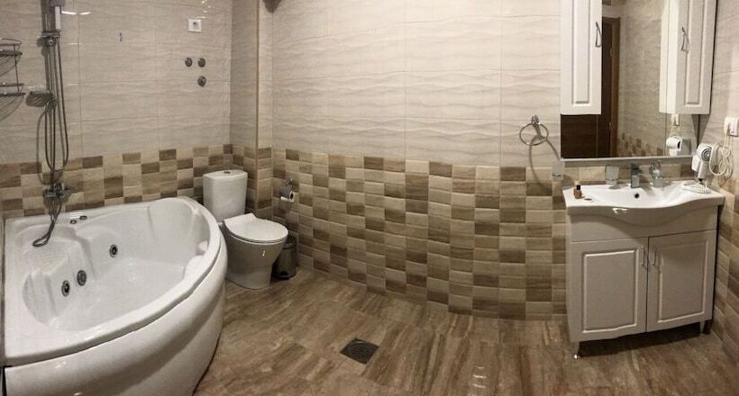 سوییت لوکس, Hoti Ii