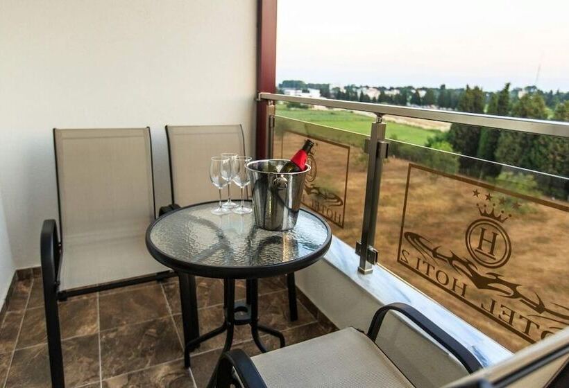 سوییت لوکس, Hoti Ii