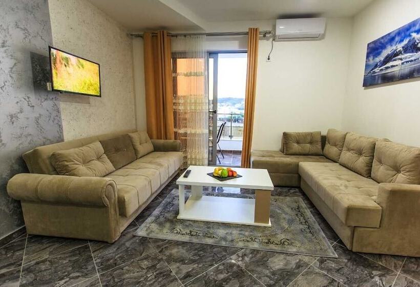 سوییت لوکس, Hoti Ii