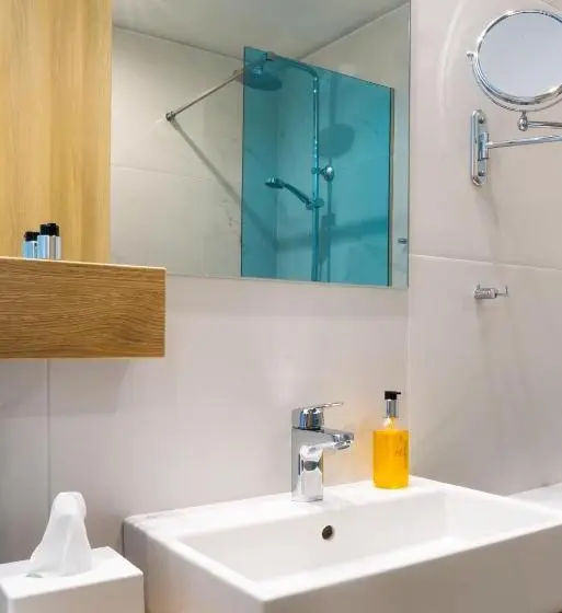プレミアムスイート, Ibis Styles Athens Routes