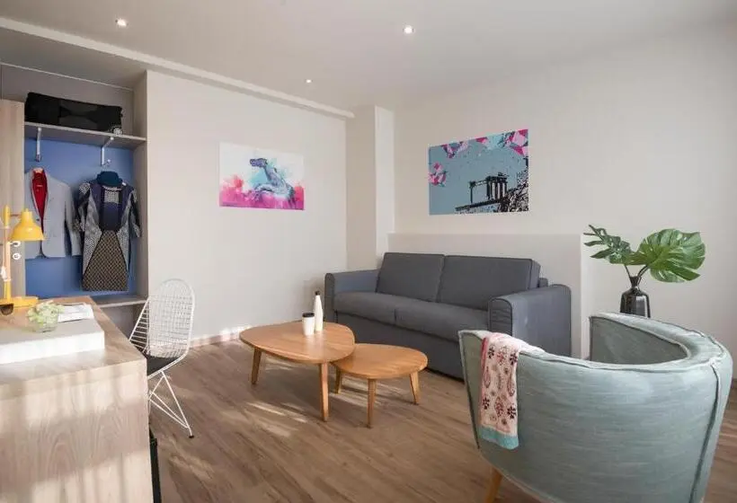 プレミアムスイート, Ibis Styles Athens Routes