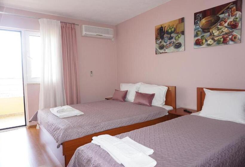 اتاق استاندارد سه تخته با بالکن, Vila Lena