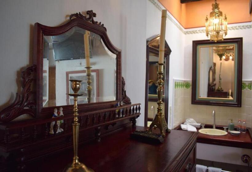 اتاق لوکس با تخت بزرگ, Sanbernabé Tres