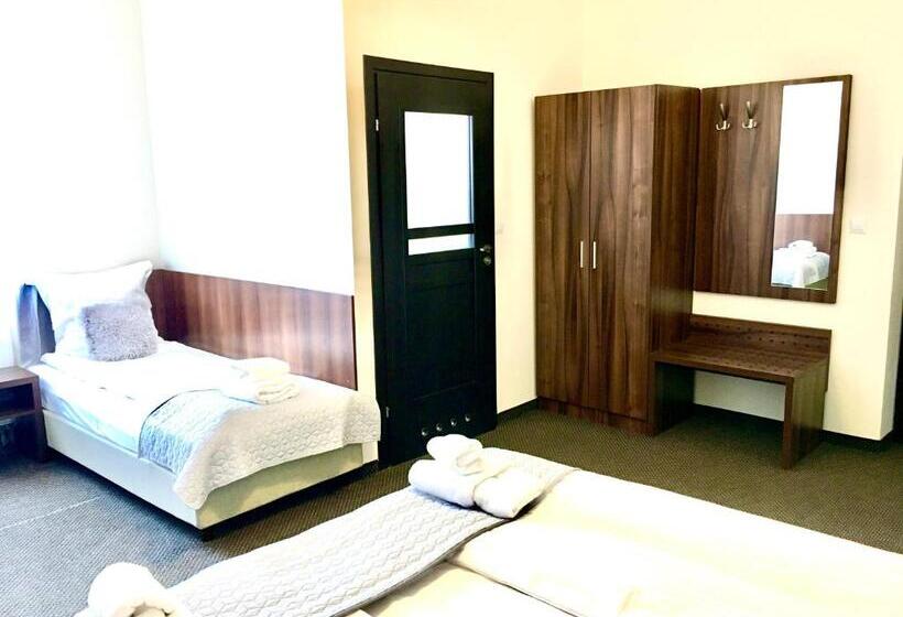 חדר סטנדרט לארבעה, Pod Jeleniem