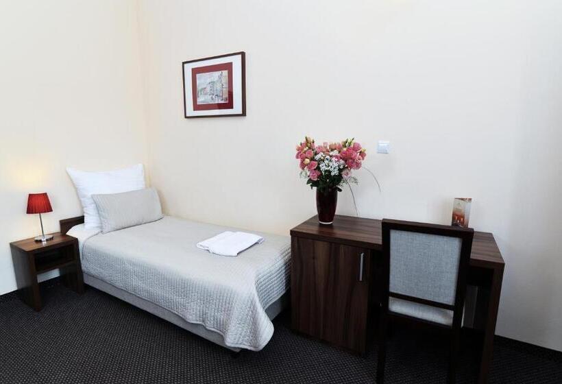 חדר סטנדרט לשלושה, Pod Jeleniem