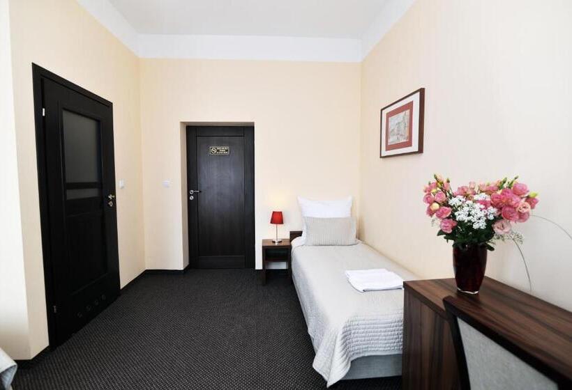 חדר סטנדרט לשלושה, Pod Jeleniem