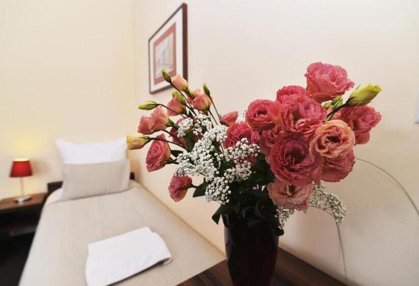 חדר סטנדרט לשלושה, Pod Jeleniem