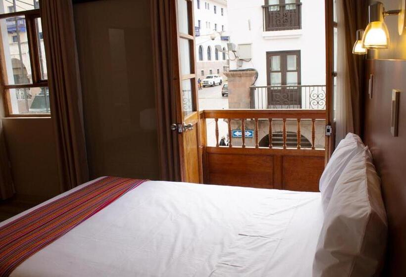 חדר משפחתי, San Pedro Plaza