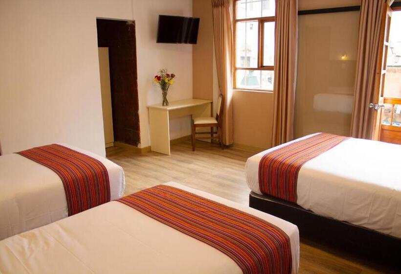 חדר משפחתי, San Pedro Plaza