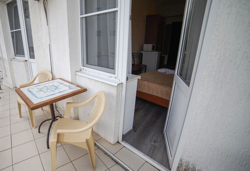 اتاق استاندارد سه تخته با بالکن, Apriori