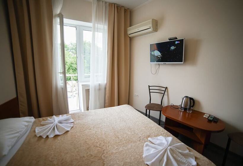 اتاق استاندارد سه تخته با بالکن, Apriori