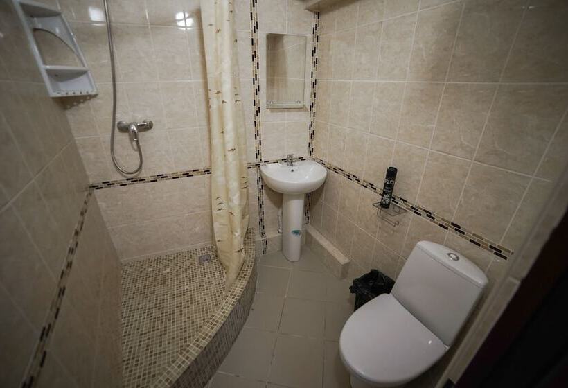 Economy Triple Room, Apriori