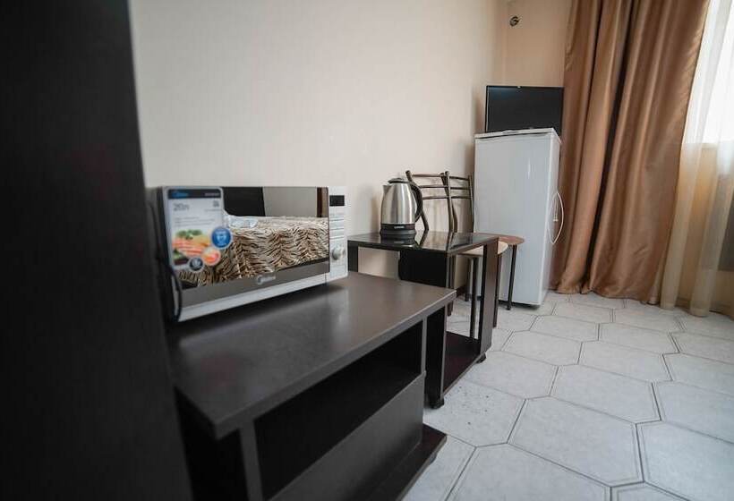 Economy Triple Room, Apriori