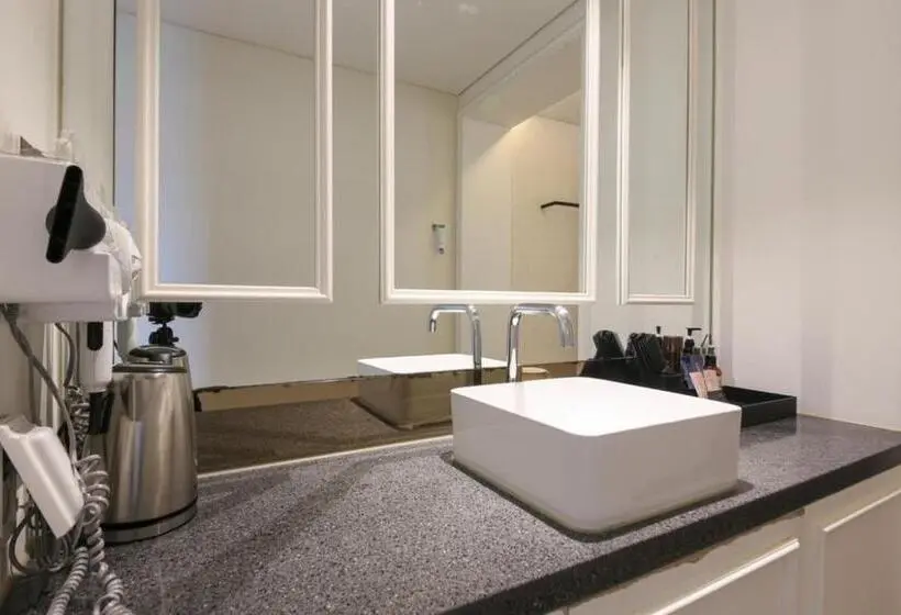 Deluxe-studio, Mari Hotel Terminal Branch