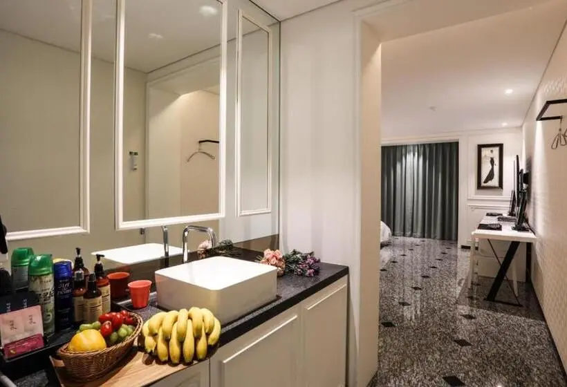Deluxe-studio, Mari Hotel Terminal Branch