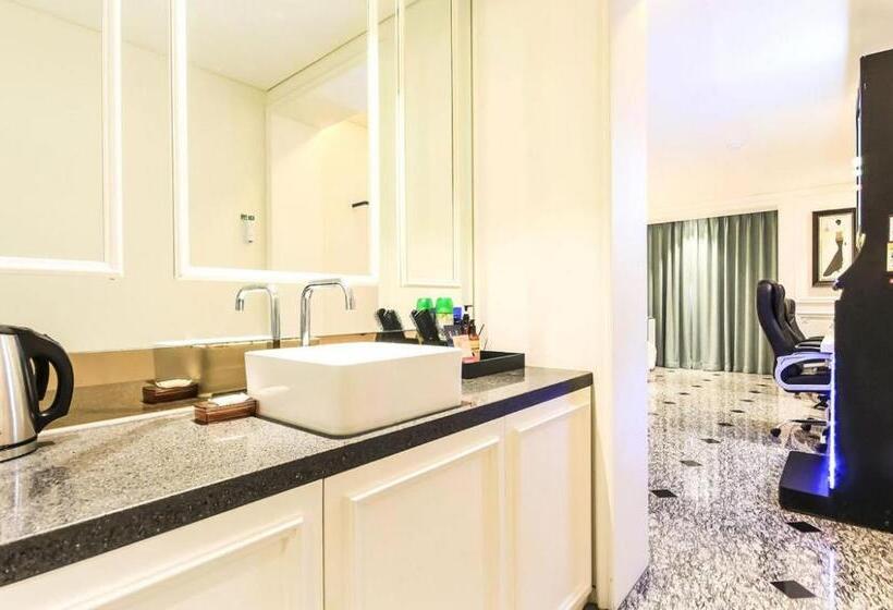 Estudi Deluxe, Mari Hotel Terminal Branch