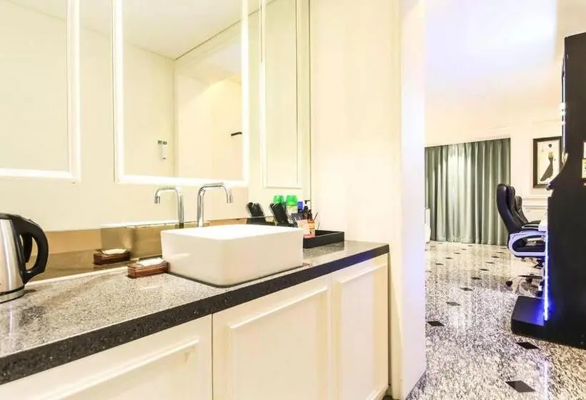 Deluxe-studio, Mari Hotel Terminal Branch