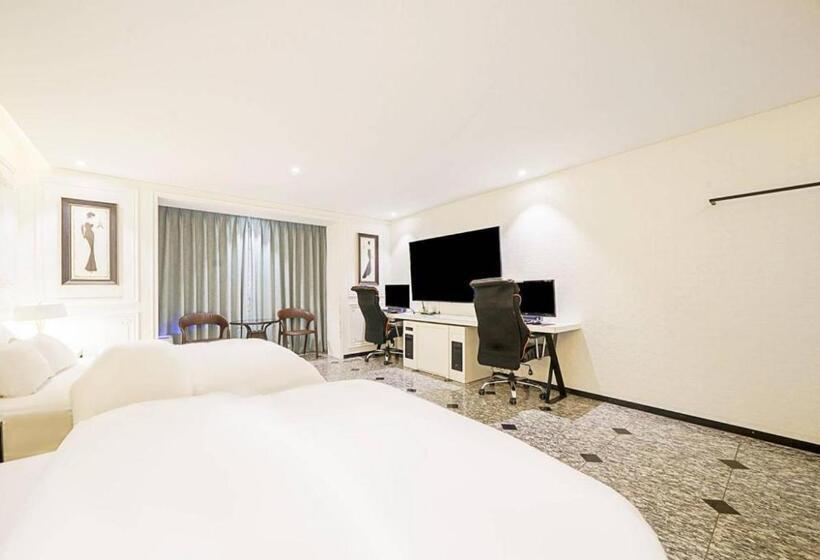 Estudi Deluxe, Mari Hotel Terminal Branch