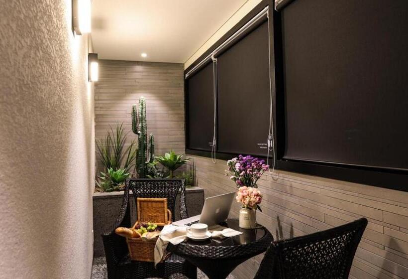 Estudi Deluxe, Mari Hotel Terminal Branch