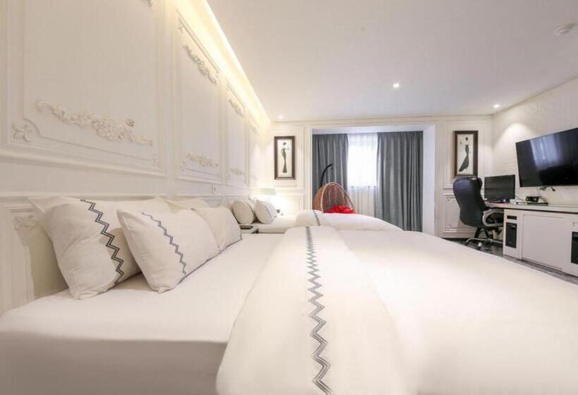 Estudi Deluxe, Mari Hotel Terminal Branch