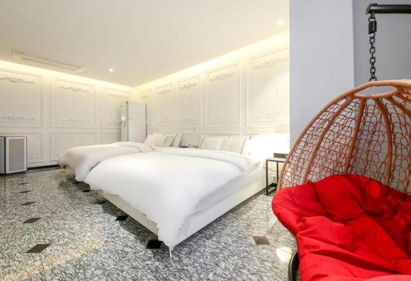 Estudi Deluxe, Mari Hotel Terminal Branch