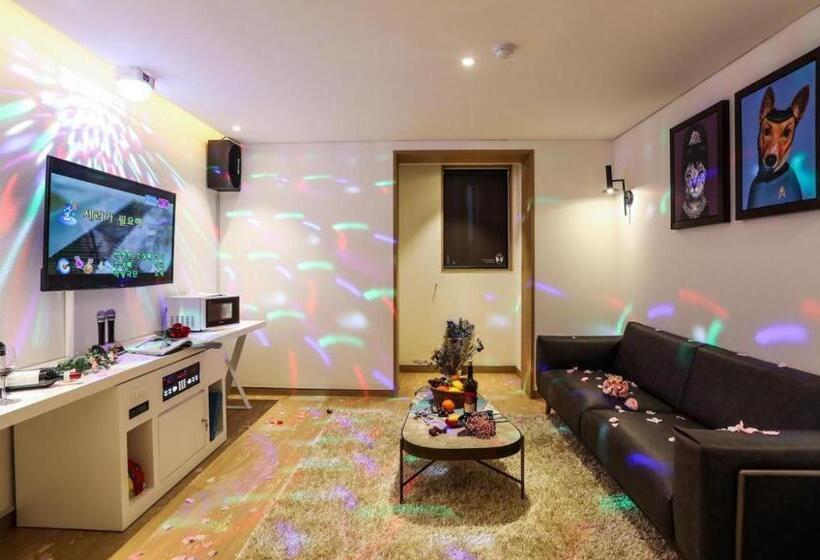 Suite Familiar, Mari Hotel Terminal Branch