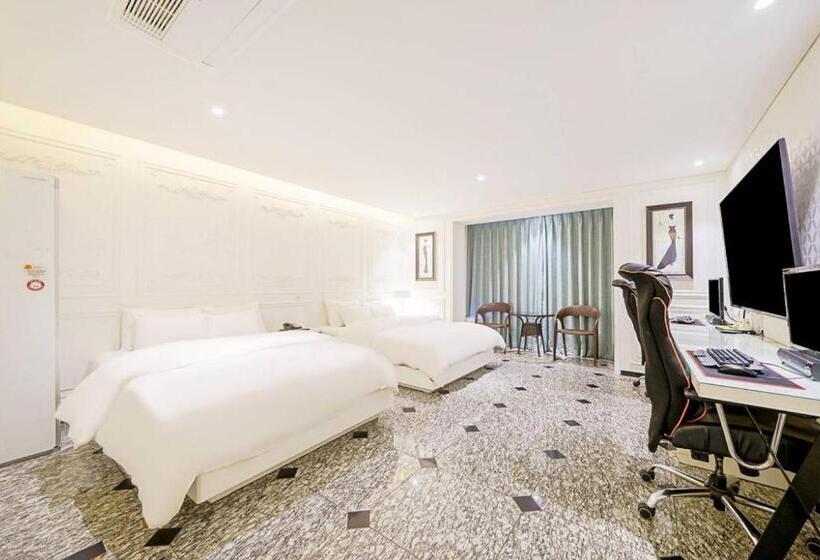 Estudi Deluxe, Mari Hotel Terminal Branch