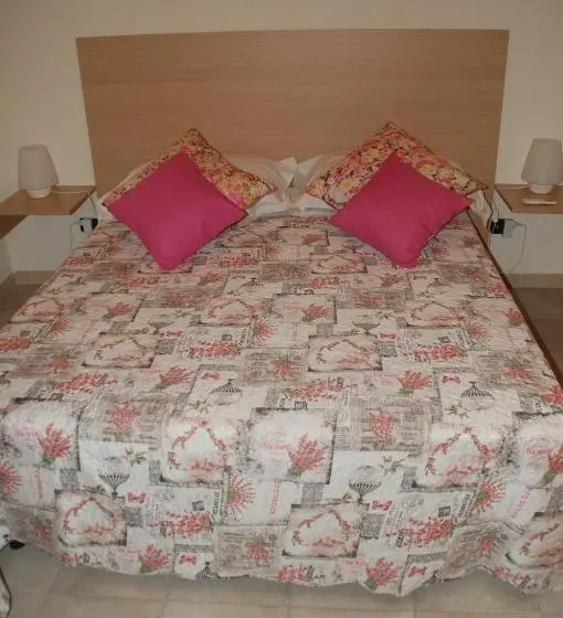 اتاق خانوادگی, B&b Emily Brindisi