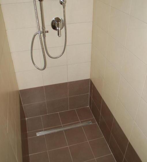 اتاق خانوادگی, B&b Emily Brindisi