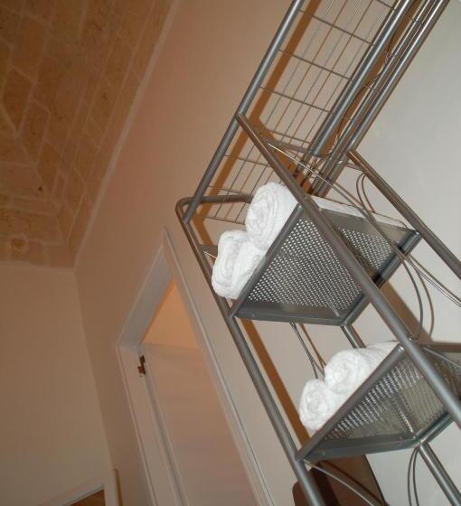 اتاق خانوادگی, B&b Emily Brindisi