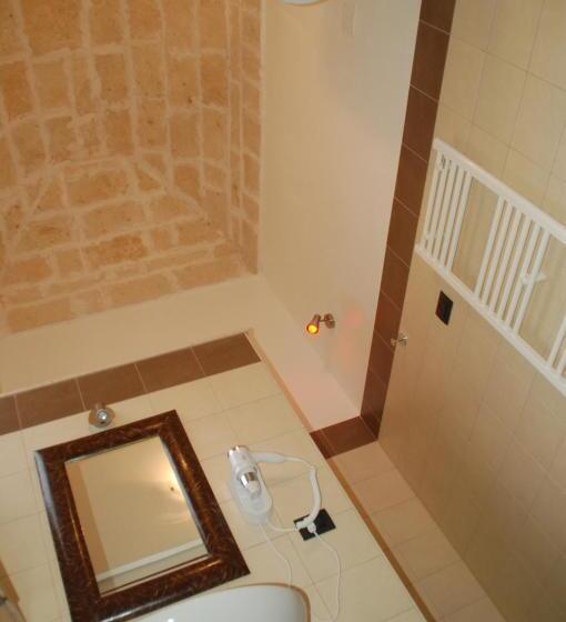 اتاق خانوادگی, B&b Emily Brindisi