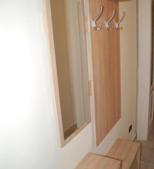 اتاق خانوادگی, B&b Emily Brindisi