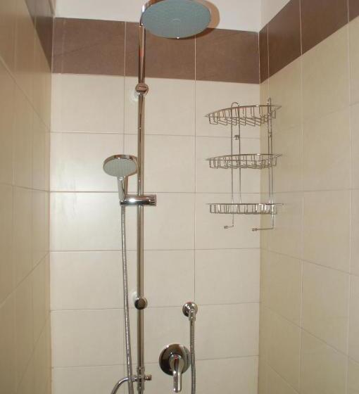 اتاق خانوادگی, B&b Emily Brindisi