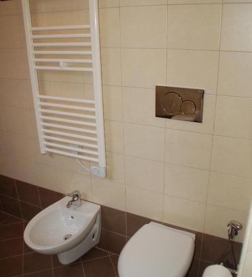 اتاق خانوادگی, B&b Emily Brindisi