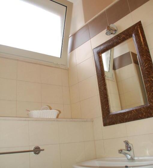 اتاق خانوادگی, B&b Emily Brindisi