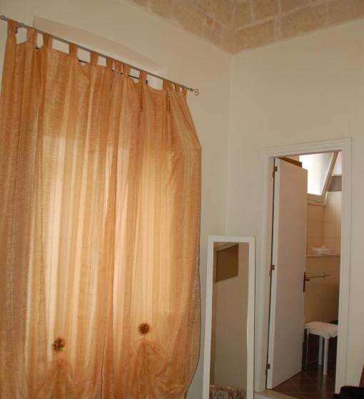 اتاق خانوادگی, B&b Emily Brindisi