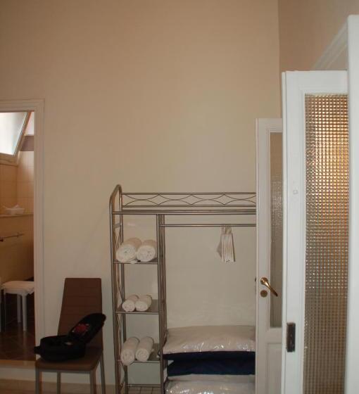 اتاق خانوادگی, B&b Emily Brindisi