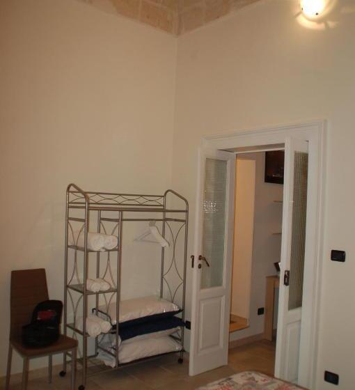 اتاق خانوادگی, B&b Emily Brindisi