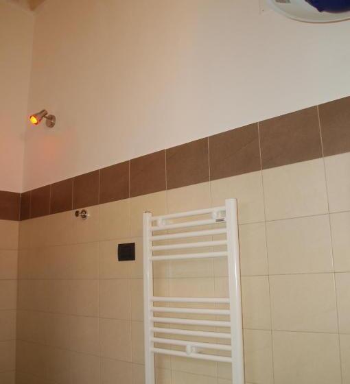 اتاق خانوادگی, B&b Emily Brindisi