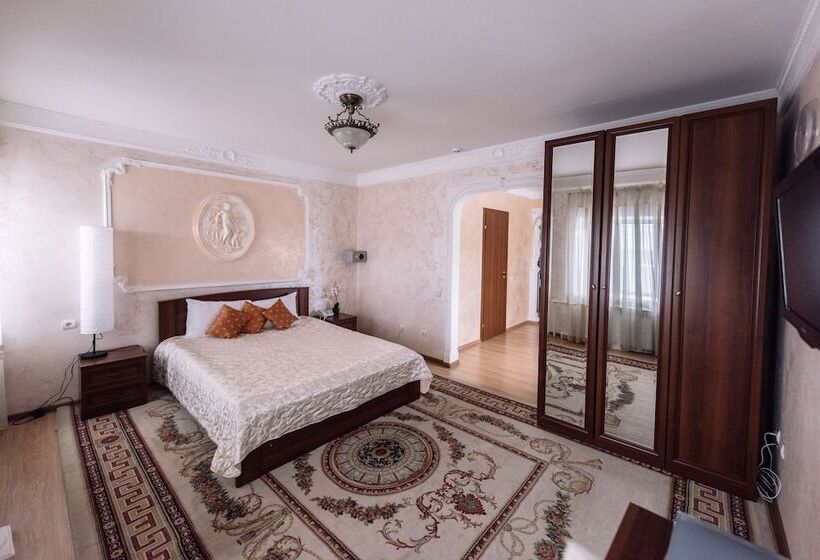 سوییت لوکس, Kristina A