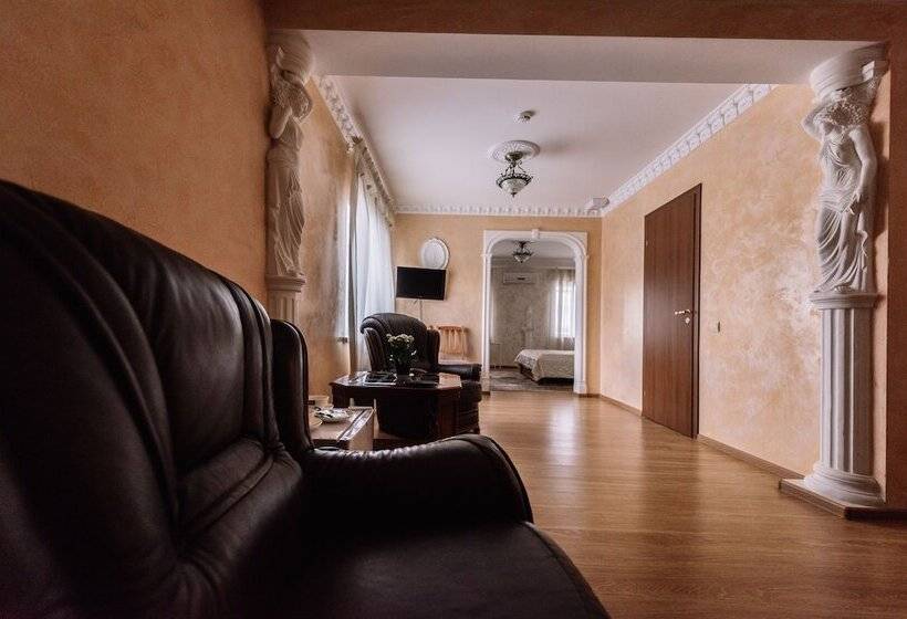 سوییت لوکس, Kristina A