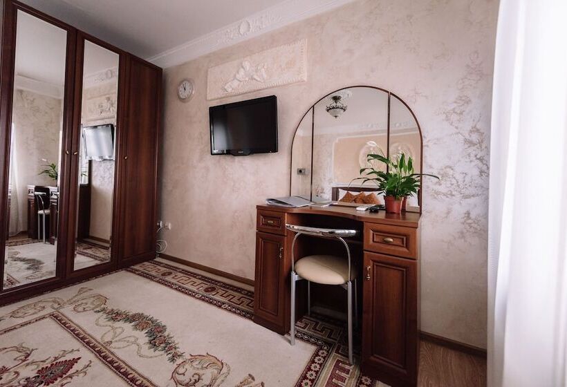 سوییت لوکس, Kristina A