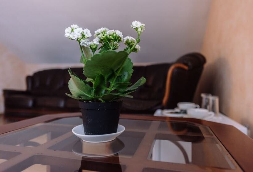 سوییت لوکس, Kristina A