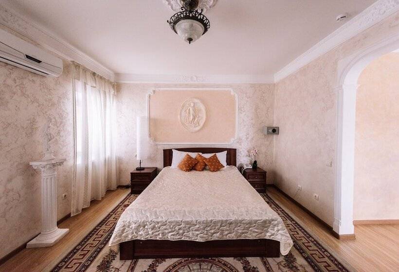 سوییت لوکس, Kristina A