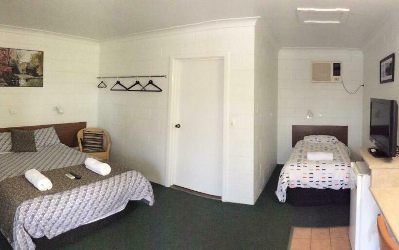 Номер Deluxe, Cross Roads Motel