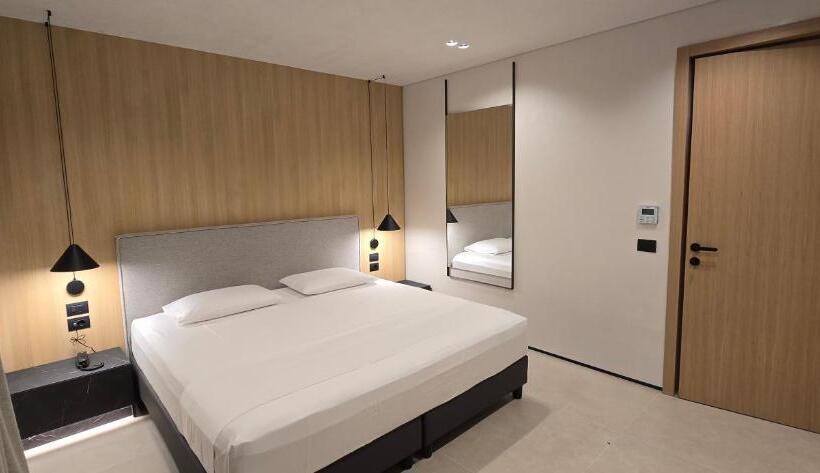 سوئیت پرزیدنت, Lion Gate